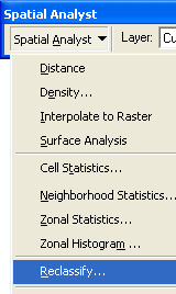 20. No menu Spatial Analyst, clique na opção Reclassify. 21. Na caixa de diálogo Reclassify, selecione APP_TM no dropdown da opção input raster. 22. Clique no botão Classify. 23.