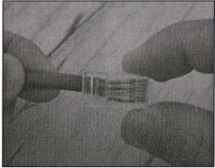 Pressione o cabo. As duas lâminas devem morder levemente a capa isolante. Gire o alicate de tal forma, que ele risque essa capa.