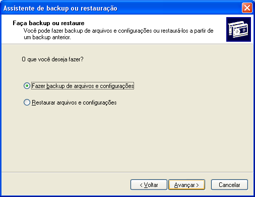 BACKUP NO WINDOWS O Windows 2000/XP poussue uma ferramenta própria para backup, para acessar essa ferramenta usamos o caminho: Iniciar / Todos os