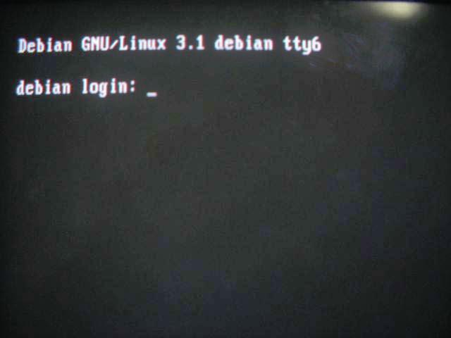 Procedimento Este procedimento é aplicável em todos os MFC 7820 podendo ser repassado para o ususário final. Instalando o MFC 7820 como impressora no Debian: Tenha em mãos o Cd de instalação.