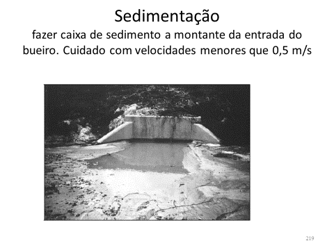 7.15.3- Bacia de sedimentação Segundo Mays, 1999 o básico na sedimentação é devido a duas características importantes de um bueiro, que são a rugosidade e a declividade.