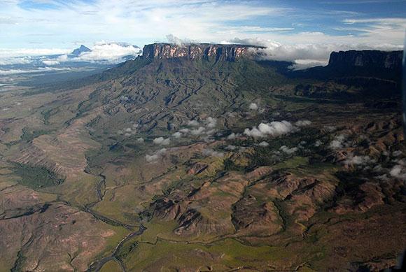 Roteiro de viagem sugerido Monte Roraima RR Duração: 9 dias e 8 noites. Rota: Circuito Místico Catedral - CMC Dia 03 de Setembro: Cidade de origem / Boa Vista (Roraima) Dia do embarque para Boa Vista.