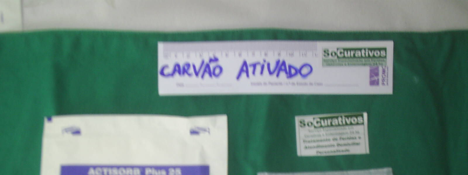 Preparo do local da ferida: Limpeza da lesão com soro fisiológico em jato único e morno ou solução de limpeza à base de surfactante.