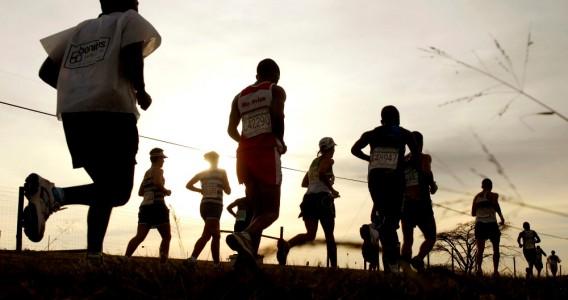 02 DE JUNHO DE 2013 A Comrades Marathon é uma Ultramaratona de 89km (individual) realizada todos os anos na África do Sul. Internacionalmente reconhecida pelo desafio ao corpo e a mente humana.