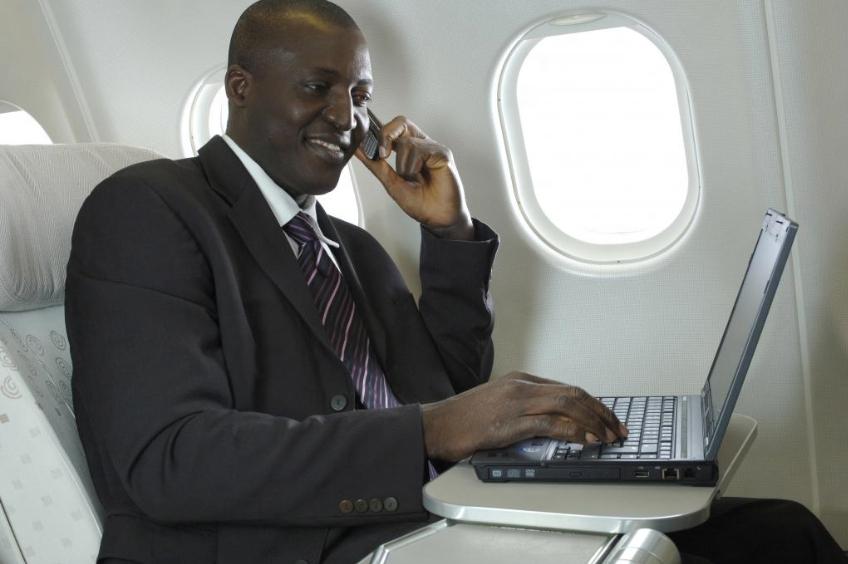 Passageiros da aviação usando dispositivos eletrônicos Passageiros carregando dispositivos eletrônicos fornecem
