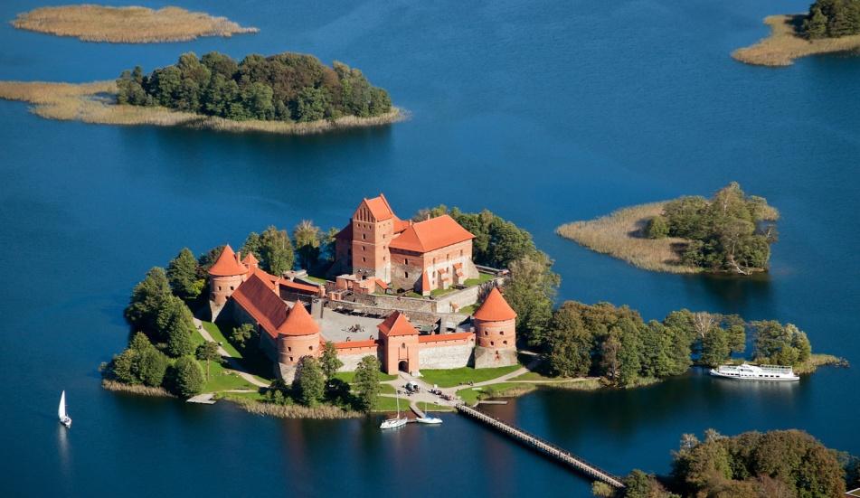 Dia 05 de Setembro- Sábado Vinius- Trakai-Vilnius - (Lituânia) Hoje teremos um dia dedicado a conhecer os encantos da cidade de Vilnius, seu centro histórico foi declarado Patrimônio da Humanidade