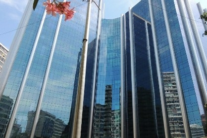 Portal EA Edifício Centro Empresarial Senado Cogeração promove autosuficiência energética Com cobertura por película de vidro verde, o conjunto de torres reflete a história das edificações tombadas