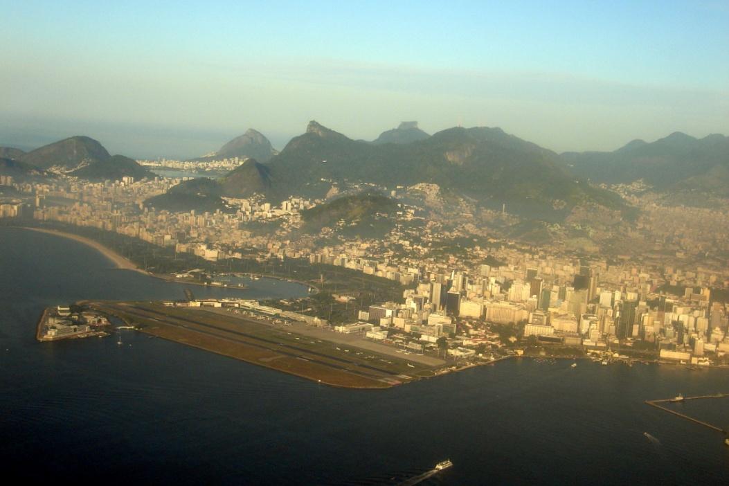 já o utilizavam, na pista de apenas 400 metros. A figura 15 retrata o Aeroporto Santos Dumont atualmente. Figura 15: Aeroporto Santos Dumont Fonte: < http://pt.wikipedia.