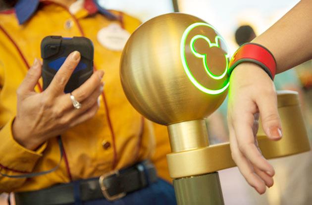 FASTPASS Hora de falar do famoso Fastpass: o sistema inteligente da Disney que te permite furar fila, reservando antecipadamente as atrações mais concorridas e garantindo seu lugar no brinquedo.