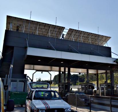 Sistema Fotovoltaico na ECORODOVIAS O projeto de instalação de um sistema fotovoltaico conectado à rede em um pedágio da Concessionária ECORODOVIAS foi realizado pela equipe Blue Sol.