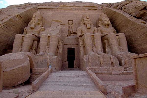 Após a morte de Tutancâmon, o poderio político do Egito se expandiu, mais precisamente no reinado de Ramsés II. Toda a arte de seu reinado foi uma demonstração de poder.