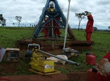 Fundações: CONSTRUÇÃO LT Aspectos Técnicos Fundações com estacas helicoidais para os estais das