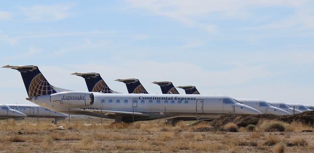 Figura II.2 Jatos regionais estacionados no deserto. À esq.: CRJ-200; À direita: ERJ 135. A Fig. II.2 mostra alguns modelos de jatos regionais armazenados no deserto em face de sua operação ser deficitária.