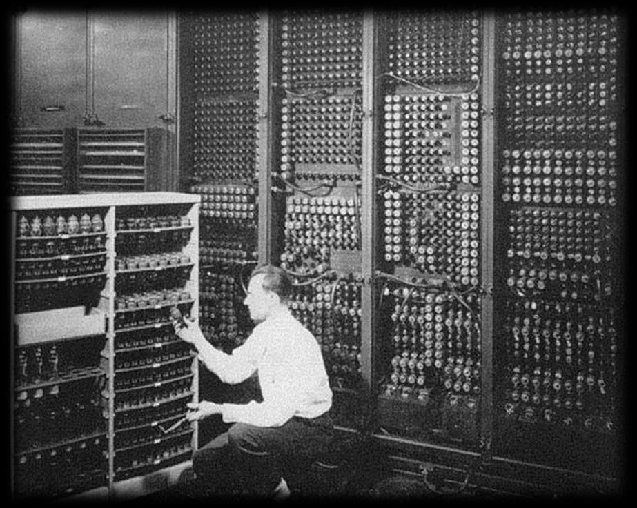 O ENIAC (Eletrical Numerical Integrator and Calculator) foi o primeiro computador digital eletrônico de grande escala.