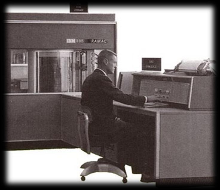 Em 1956 a IBM revolucina o mercado ao apresentar o IBM 305 RAMAC, primeiro computador a usar disco rígido.