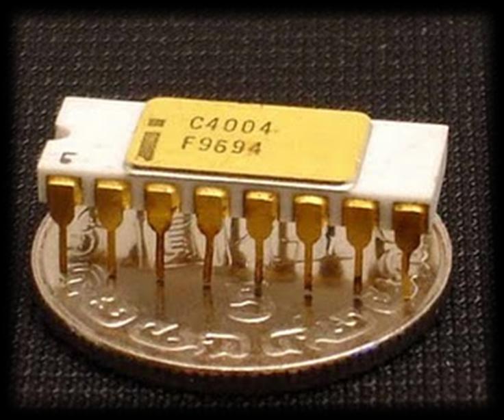Em 1971 a Intel cria o primeiro microprocessador para atender uma empresa japonesa que precisava de um circuito integrado especial.