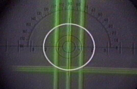 COMO FAZER A LEITURA DO PRISMA Deve-se colocar o tambor da dioptria no 0,00. Deve-se colocar o anel de eixo a 90. Deve-se colocar o centro geométrico da lente centralizado na mira.