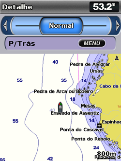 Utilizar cartas Rosas apresenta uma bússola à volta da embarcação, indicando a direcção na bússola.