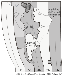 (Unesp 2013) O mapa representa as diferenças de horário na América do Sul em função dos diferentes fusos. A seção de abertura da Rio+20 ocorreu no Rio de Janeiro, no dia 20 de junho de 2012.