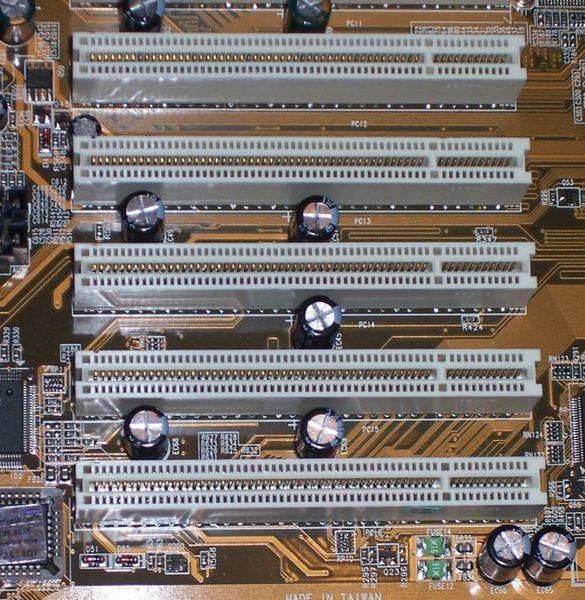 Barramentos PCI De forma geral, os barramentos PCIs são usados por vários tipos de