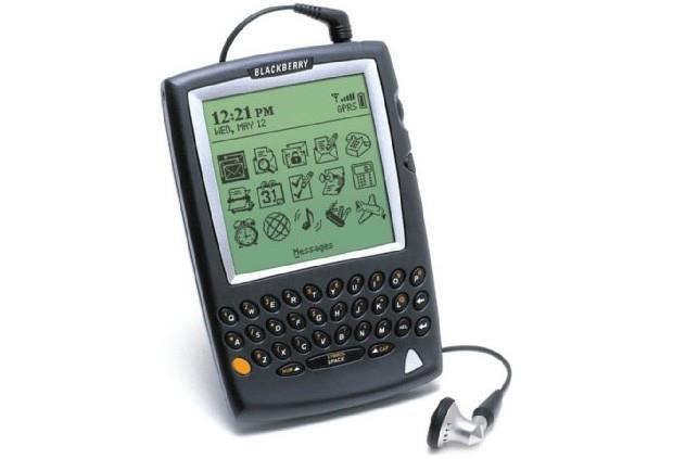 UM POUCO DE HISTÓRIA - 2002 A Blackberry ganhou o mundo corporativo com o 5810, que permitia mandar e-mail, anotar lembretes e fazer chamadas.