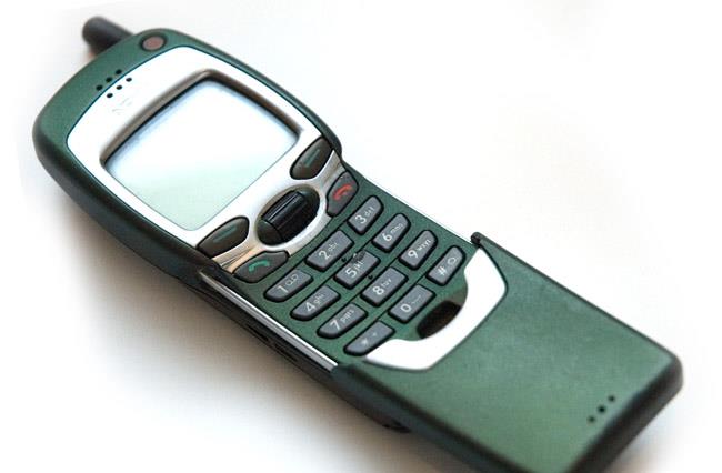 UM POUCO DE HISTÓRIA - 1996 O Nokia 9000 foi o pioneiro no acesso à internet. Custava US$ 800 e a navegação era limitada.