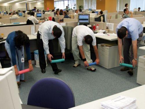 GINASTICA LABORAL A ginástica laboral pode reduzir a incidência de doenças ocupacionais e lesões de esforços repetitivos, e desta forma diminuir o número de afastamentos dos empregados na empresa.