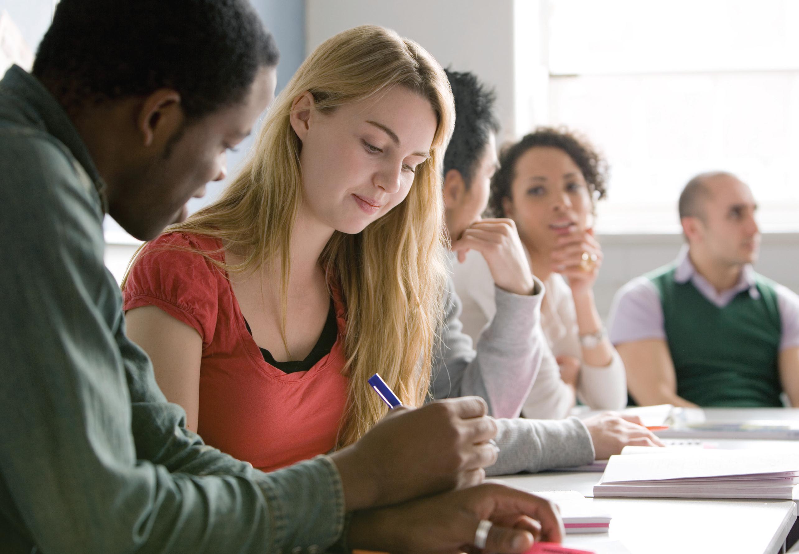 xames APTIS é o teste de nivelamento de inglês do British Council. É um teste geral de proficiência que abrange os níveis de A1 a C do quadro Europeu Comum de Referência para Línguas.