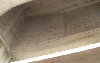 Pós-esforço exterior Picagem do betão danificado Reconstituição das secções das vigas Pós-esforço exterior