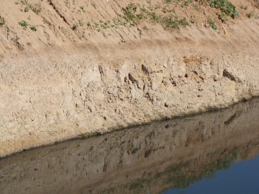 Figura 3 Trecho com estratigrafia composta de camada de aterro arenoso e camada de argila arenosa sotoposta. 1.2.