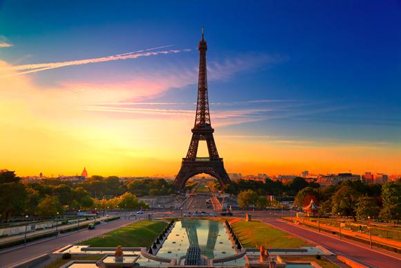 1- Torre Eiffel Construída no século XIX, a Torre Eiffel é o monumento mais visitado do mundo! Todo ano milhões de turistas sobem até o topo da torre, onde é possível ver toda a cidade.