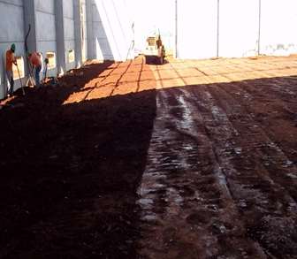 Compactação e reforço da base: A compactação é muito importante para evitar que o terreno recalque após a execução de um piso.