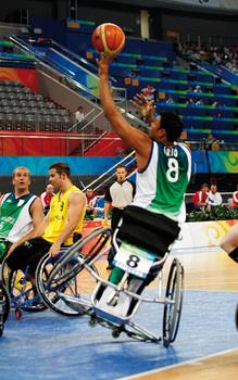 Capítulo 2 Basquetebol em cadeira de rodas PRINCIPAIS REGRAS 3 Com o intuito de deixar os times equilibrados, a classificação dos atletas é feita por um sistema de pontos, que vai de 1 a 4.