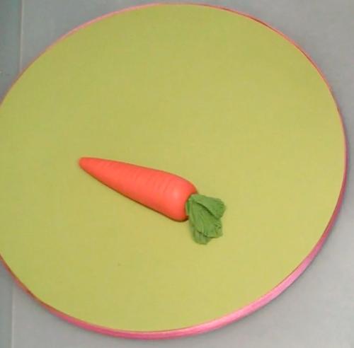 3. Com a faca, marque alguns veios de uma extremidade à outra, para simular os veios que as cenouras têm originalmente.