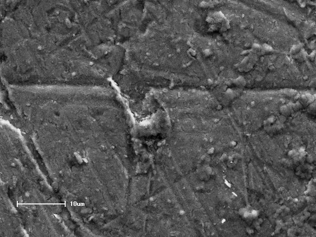 (A) (B) Figura 2. Micrografias da superfície do aço inoxidável 304 sem proteção (A) e após o revestimento de zircônio (B). Aumento de 1500x.