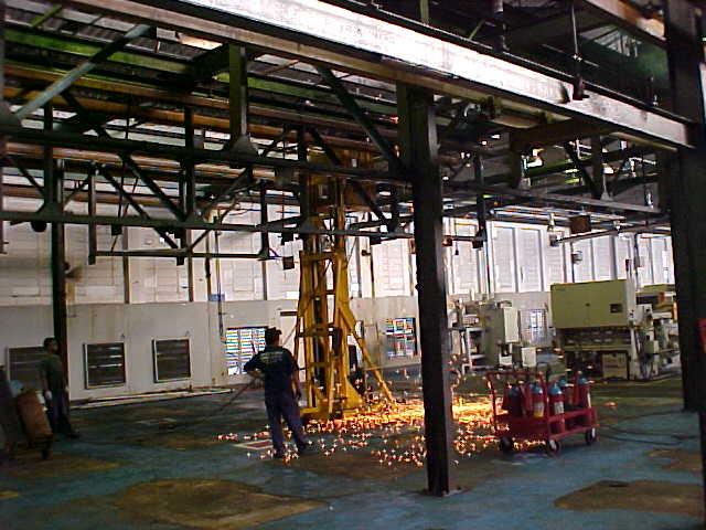 Descomissionamento Corte e desmontagem de estruturas metálicas Segregação de materiais recicláveis inertes Estruturas