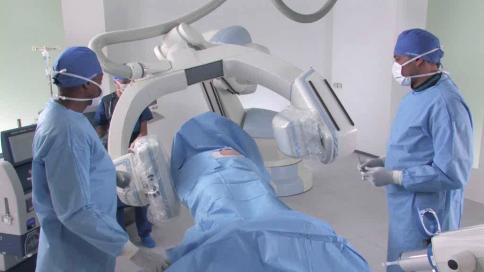 Imagem assistindo a Terapia na redução dos custos Sala Híbrida Artis Zeego Flexibilidade no Centro Cirúrgico