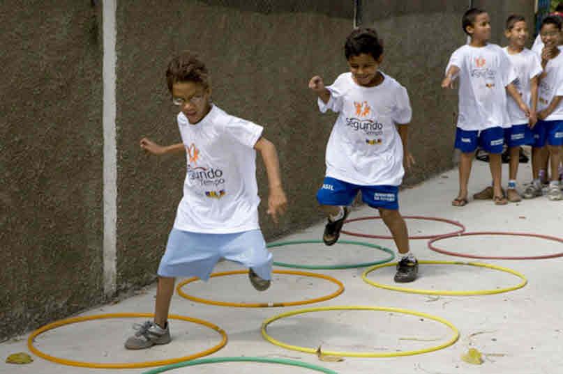 Princípios e Eixos Norteadores De acordo com o SINASE (Sistema Nacional Sócio Educativo) e o Estatuto da Criança e Adolescente é necessário, promover por meio de atividades esportivas: ensino de