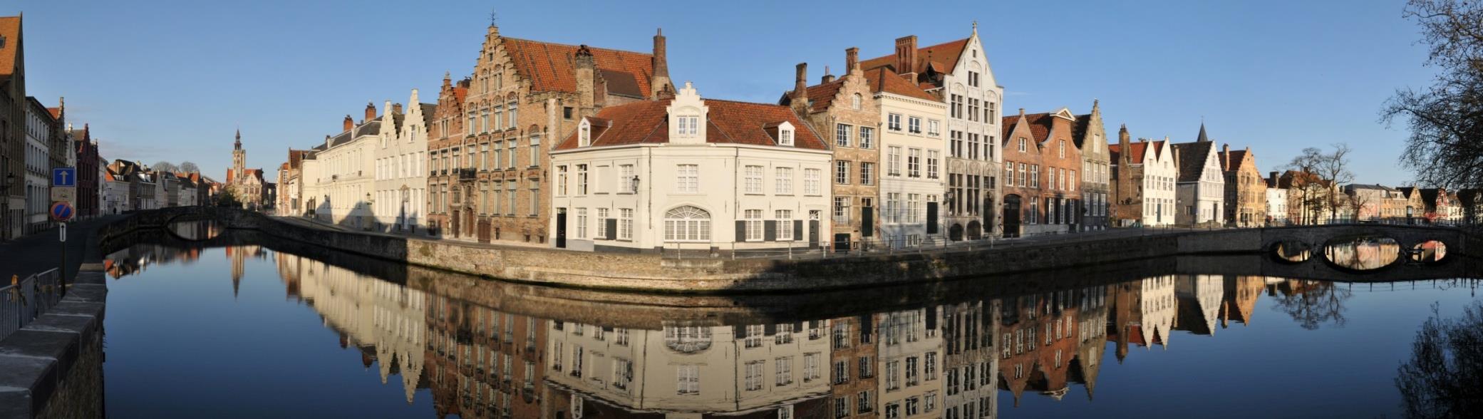 Bruges Cidade-monumento, cortada por canais e pontilhada por belíssimos exemplares de arquitetura gótica, apelidada de Veneza do
