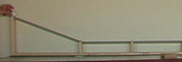 Figura 14: É mostrado o trilho para filmagem do movimento de uma bola de bilhar que se desloca