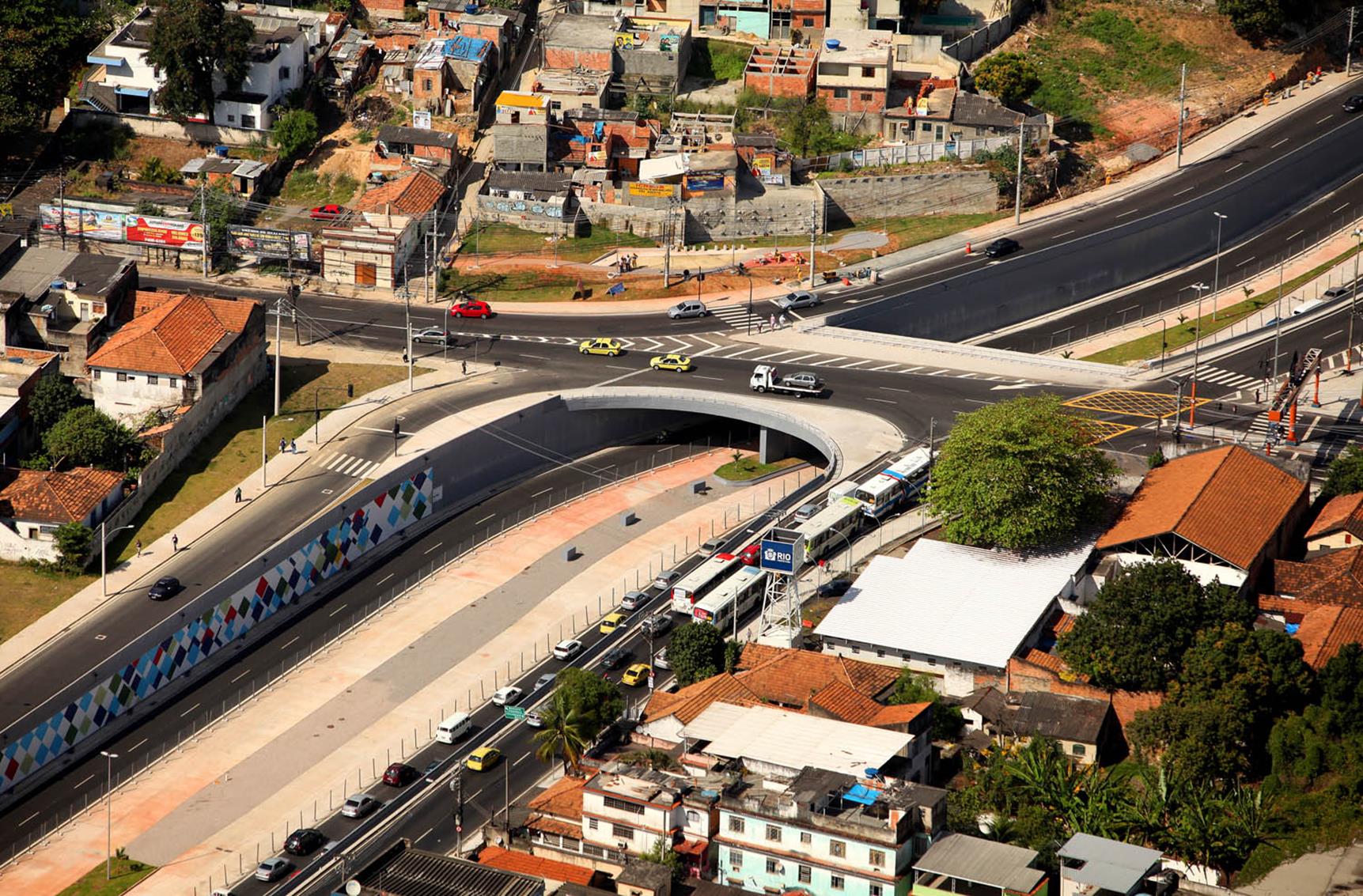 Mergulhão Clara Nunes (Campinho) Tem quase 800 metros e oito faixas de rolamento, duas exclusivas para o BRT Viaduto Silas de Oliveira A