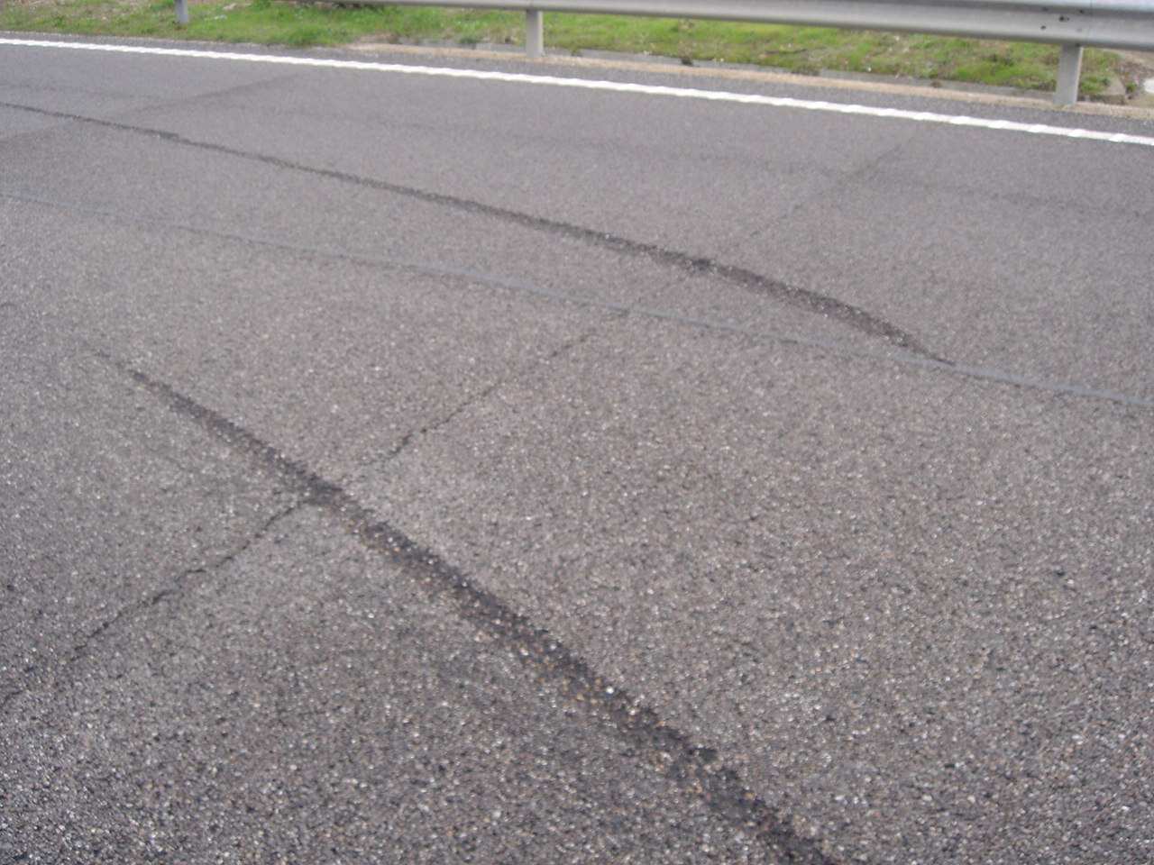 O pavimento éfacilmente marcado na ocorrência de acidentes.
