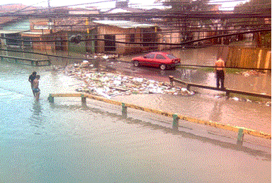 ficam cheios de garrafa pet, embalagens de plástico de todo tipo, e até mesmo móveis velhos jogados nos canais. Figura 3: Canal Cipriano Santos transbordando após dia de chuva intensa em Belém.