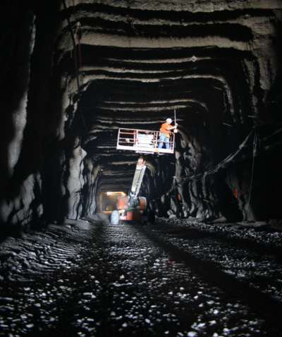 Trimble ACCESS Túneis Permite inserção dos parâmetros do túnel manualmente em campo; Checa se o túnel está escavado de acordo com o projeto (overbreak e