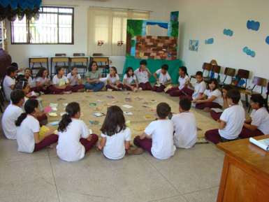 O ambiente de aprendizagem escolar é um lugar previamente organizado para promover oportunidades de aprendizagem, (.