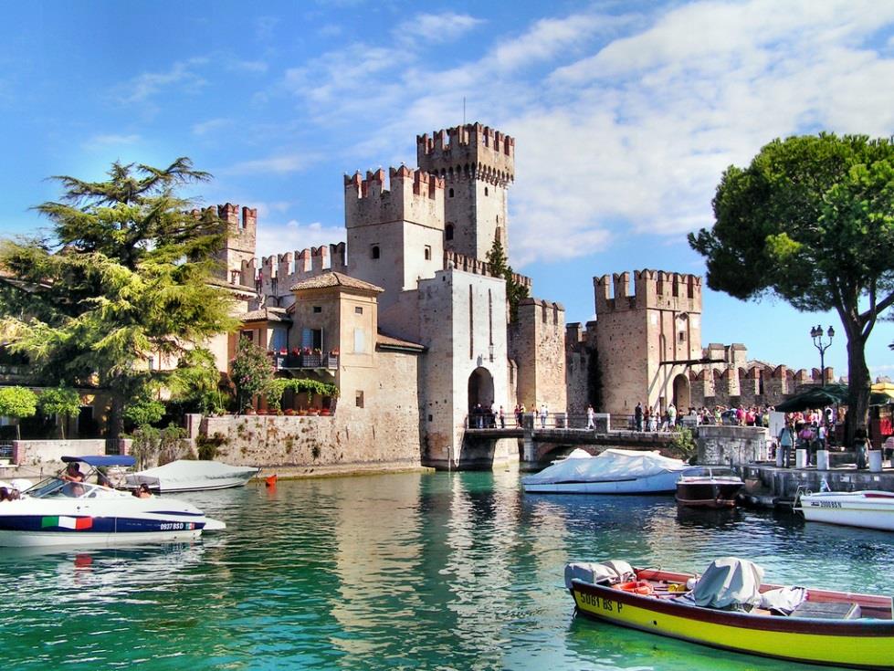 SIRMIONE Pérola do Lago de Garda, o maior da Itália, já famosa na época dos antigos romanos que escolhiam esta localidade para tirar férias e pelos benéficos tratamentos termais (è