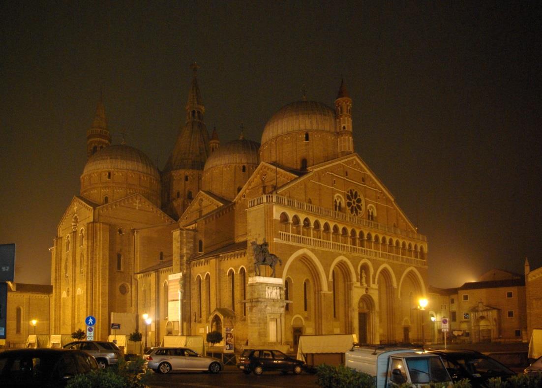 PADOVA Cidade de Santo Antônio, conhecido no mundo pelos muitos milagres, a ele foi dedicada uma das maiores e