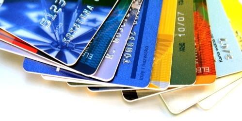 Em 2015, 64,4% dos endividados, comprometeram sua renda com o cartão de crédito. A participação dos meios eletrônicos de pagamentos correspondeu a 82,7% do total dos compromissos financeiros em 2015.