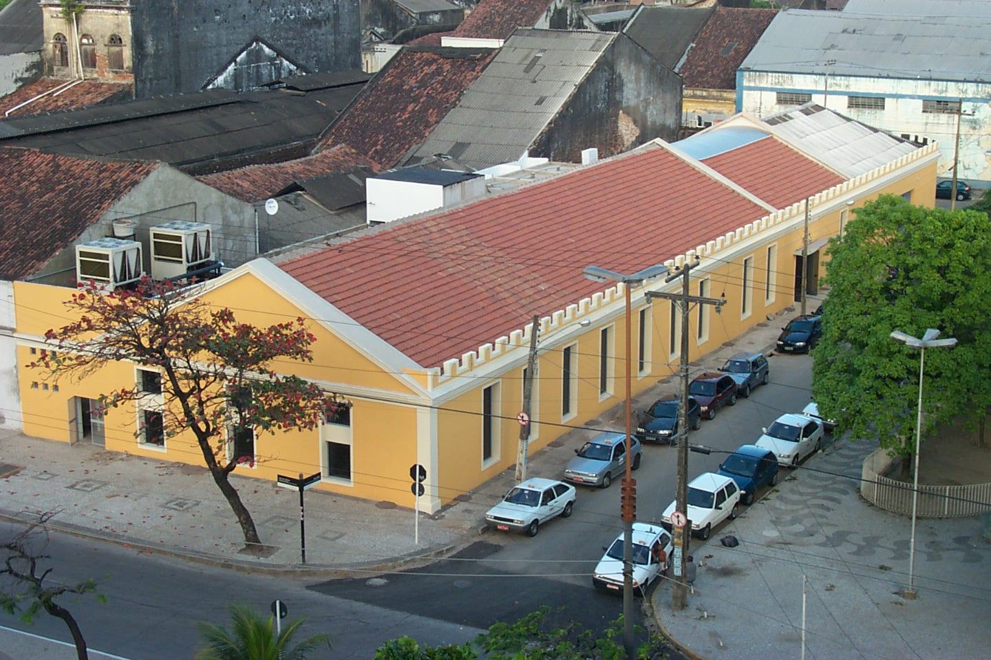 com elementos de fachada destacados, situado no setor de Renovação Urbana do Bairro do Recife. A obra de restauração da 1a etapa do edifício (75% do total 1.