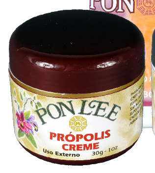 Descrição dos Produtos: Sabonete de Mel e Própolis 90 gr - Pon Lee: Sabonete Glicerinado elaborado a base de Própolis e Mel Pon Lee. O Sabonete Pon Lee é suave e emoliente para limpeza diária da pele.